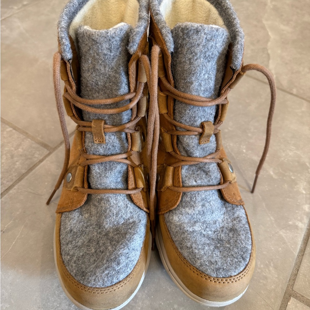 Sorel Explorer Joan BootWaterproof  Size 7 1/2 Camel Brown/ Gray Felt